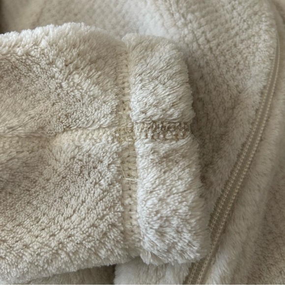 Patagonia Women’s Full Zip Fleece Jacket in Pearl - White X-Dye, Size X-Small - Picture 9 of 9